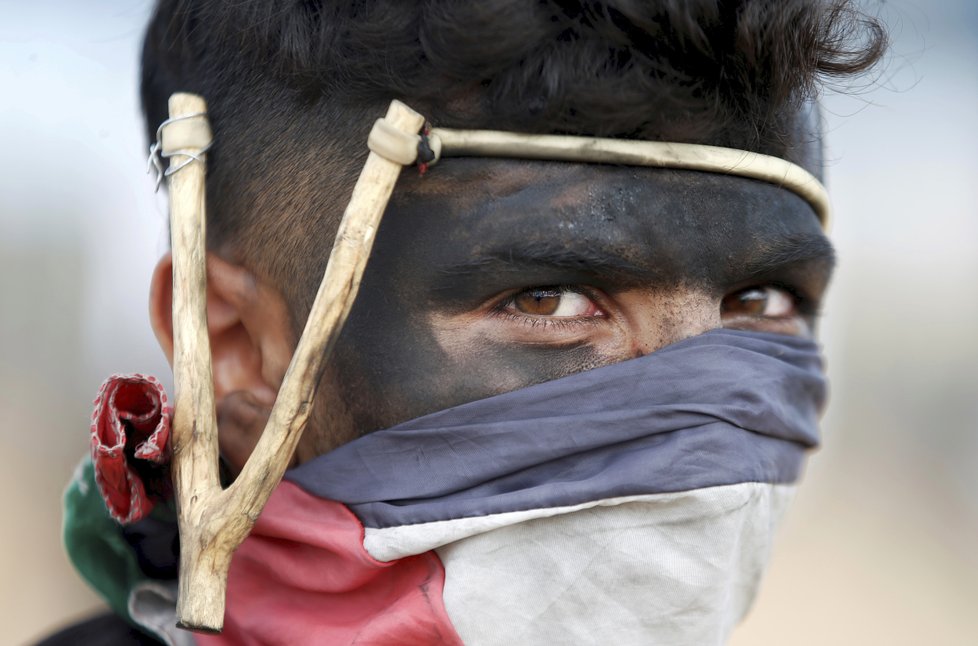 Izraelští vojáci během protestů v Gaze zastřelili nejméně 58 Palestinců.