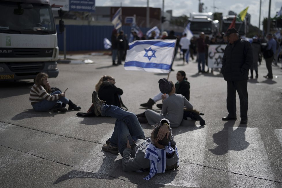 Izraelští aktivisté se snaží zablokovat přísun humanitární pomoci do Gazy (1.2.2024).