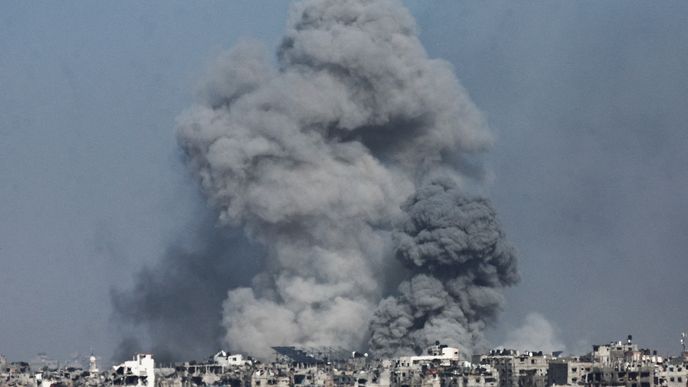 Kouř nad Gazou po dopadu izraelských raket