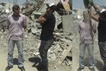 Palestinský novinář na sebe nechal nasypat kýbl suti