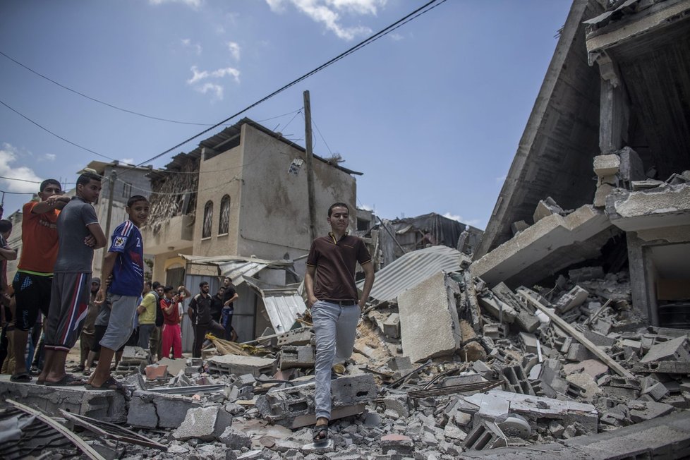 Ulice v Pásmu Gazy jsou rozbombardované.