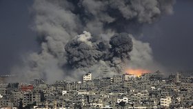 Z budov na předměstí Gazy stoupá dým po náletu izraelské armády.