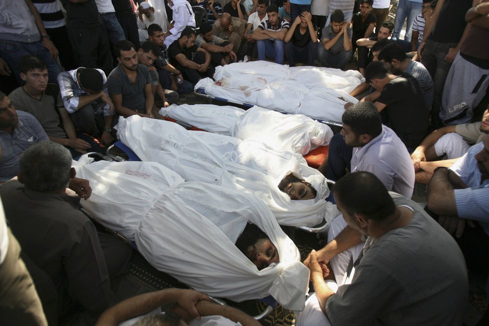 Palestinci truchlí nad těly svých příbuzných, kteří byli zabiti při náletu.