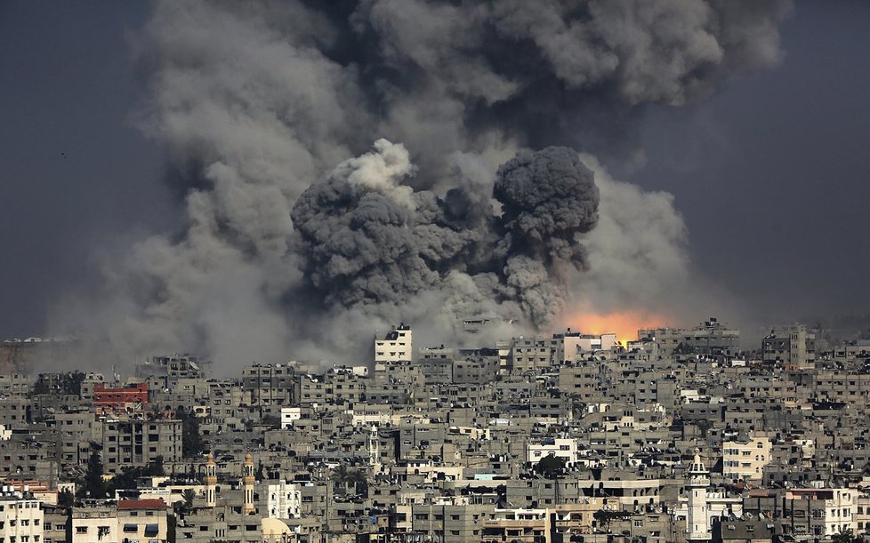 Z budov na předměstí Gazy stoupá dým po náletu izraelské armády.