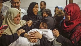 Pohřeb osmiměsíční Lajly Ghandúrové, která se stala jednou z obětí palestinských protestů v Pásmu Gazy. Poslední rozloučení s matkou Mariam.