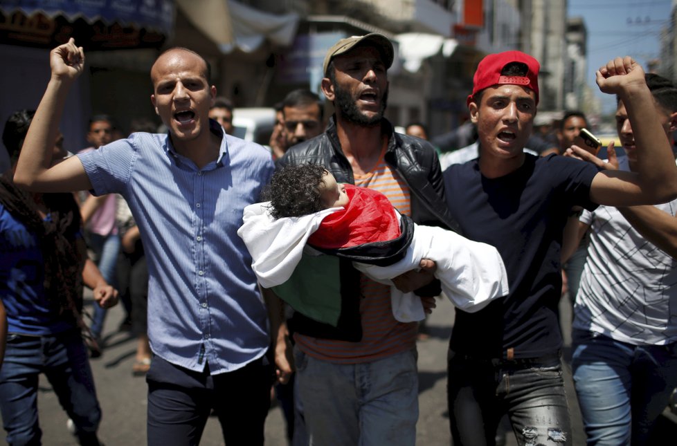 Pohřeb osmiměsíční Lajly Ghandúrové, která se stala jednou z obětí palestinských protestů v Pásmu Gazy.