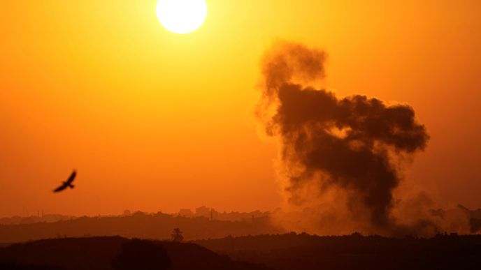 Bombardování Pásma Gazy pokračuje i téměř čtrnáct dní po prvním útoku Hamásu. Izraelská armáda se zároveň připravuje na pozemní invazi, která je podle všeho na spadnutí.