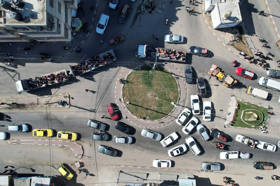 Obyvatelé města Gaza dostali pokyn přesunout se na jih pásma. K autu se nedostane každý (13. 10. 2023).