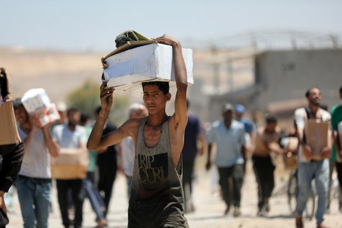 Obyvatelé Gazy s humanitární pomocí Obyvatelé Gazy s humanitární pomocí