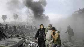 Palestinci pomáhají raněnému ve městě Rafah