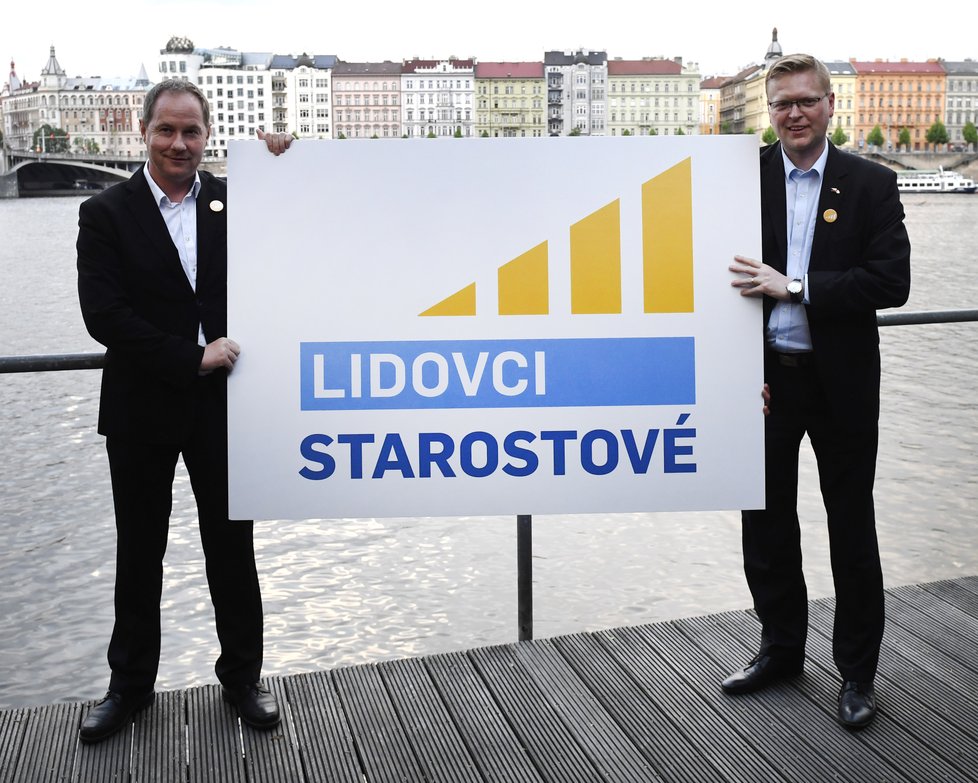 Předseda Lidovců Pavel Bělobrádek a předseda Starostů Petr Gazdík představili společné logo volební koalice.