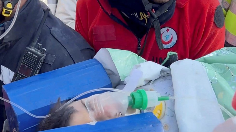 Zemětřesení v Gaziantepu: Záchrana zasypaného chlapce.