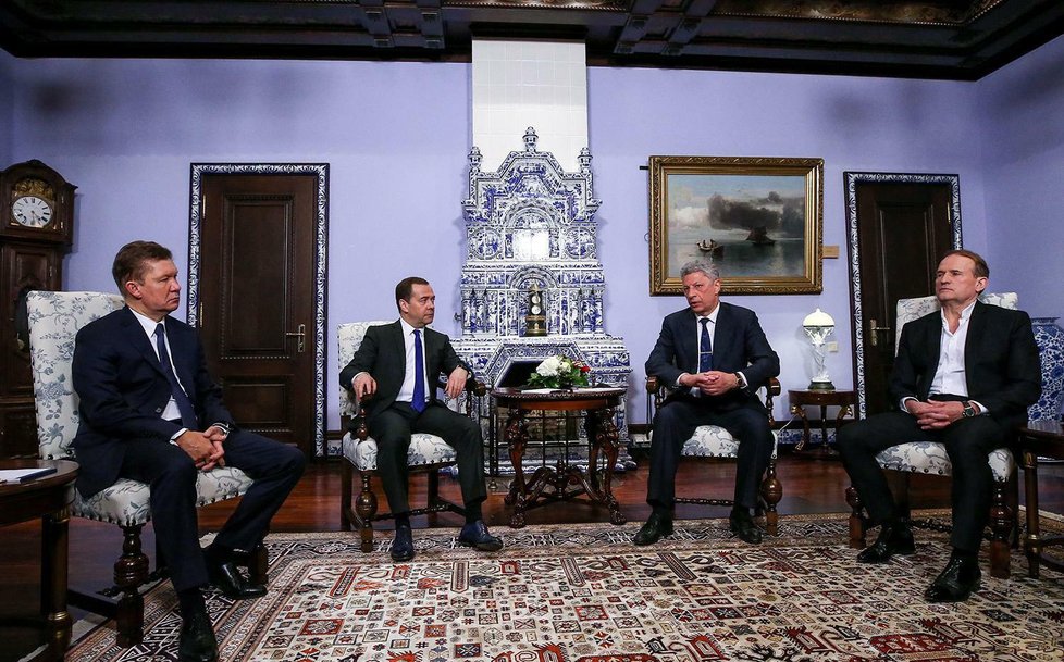 Šéf Gazpromu Alexej Miller a ruský premiér Dmitrij Medveděv s proruskými poslanci Ukrajiny Jurijem Bojkem a Viktorem Medvedčukem (22. 3. 2019)