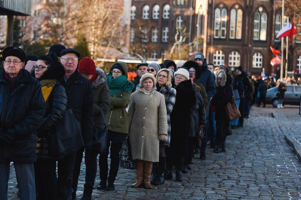 Polsko si připomíná zavražděného primátora