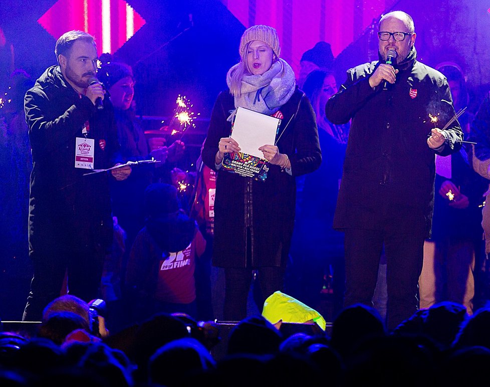 Starosta Gdaňsku Pawel Adamowicz (†53) na scéně krátce před smrtícím útokem.