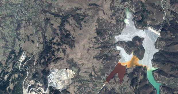 Satelitní pohled na rumunský důl Roșia Poieni a zatopenou vesničku Geamăna