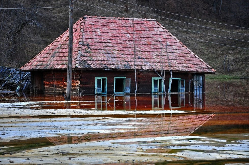 Vesnička Geamăna musela ustoupit těžbě mědi. Připomíná ji jen kostelní věž čnící z toxického jezera.