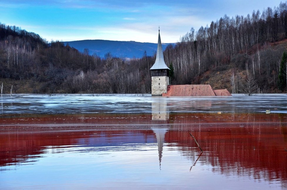 Vesnička Geamăna musela ustoupit těžbě mědi. Připomíná ji jen kostelní věž čnící z toxického jezera.