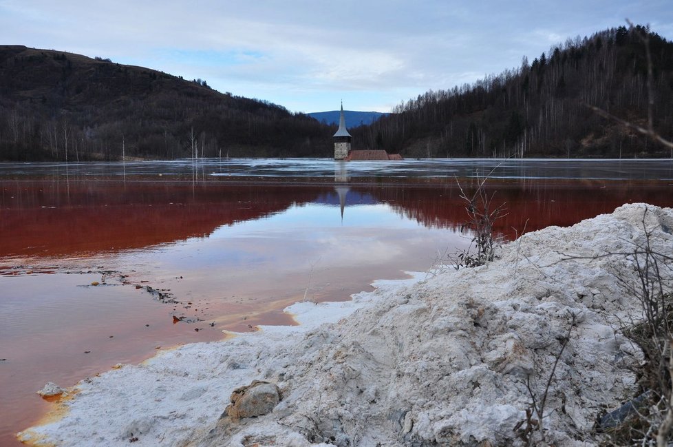 Vesnička Geamăna musela ustoupit těžbě mědi. Připomíná ji jen kostelní věž čnící z toxického jezera.