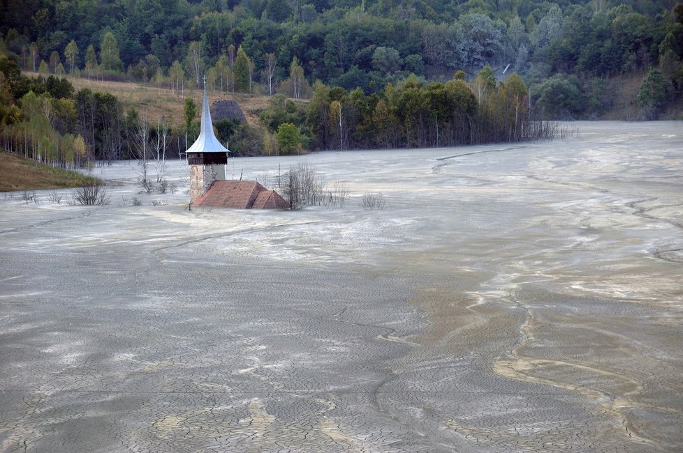 Vesnička Geamăna musela ustoupit těžbě mědi. Připomíná ji jen kostelní věž čnící z toxického jezera.