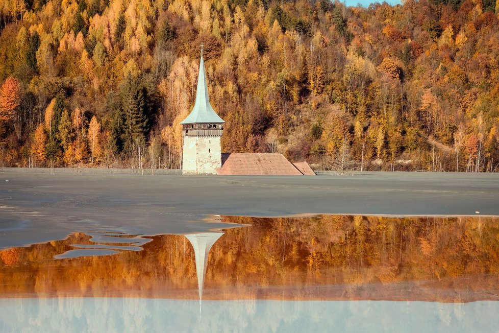 Vesnička Geamăna musela ustoupit těžbě mědi. Připomíná ji jen kostelní věž čnící z toxického jezera.