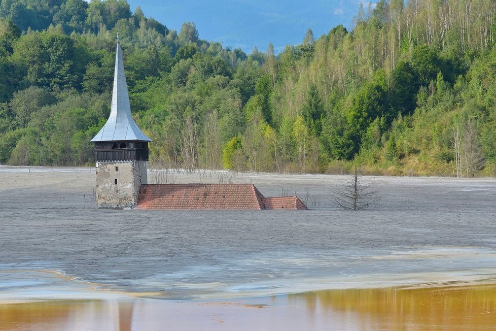 Vesnička Geamăna musela ustoupit těžbě mědi. Připomíná ji jen kostelní věž čnící z toxického jezera.