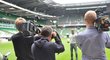 Theo se představuje přímo na hřišti Werderu Brém fotoreportérům a televizním kamerám.