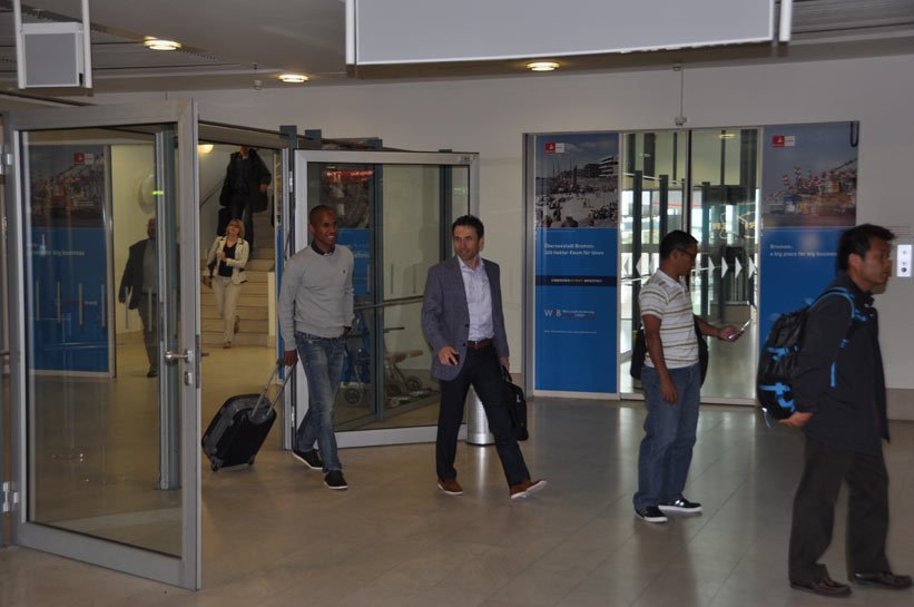 Na Thea Gebre Selassieho a jeho agenta Viktora Koláře už na letišti čekali zaměstnanci Brém, kteří jej odvezli na stadion.