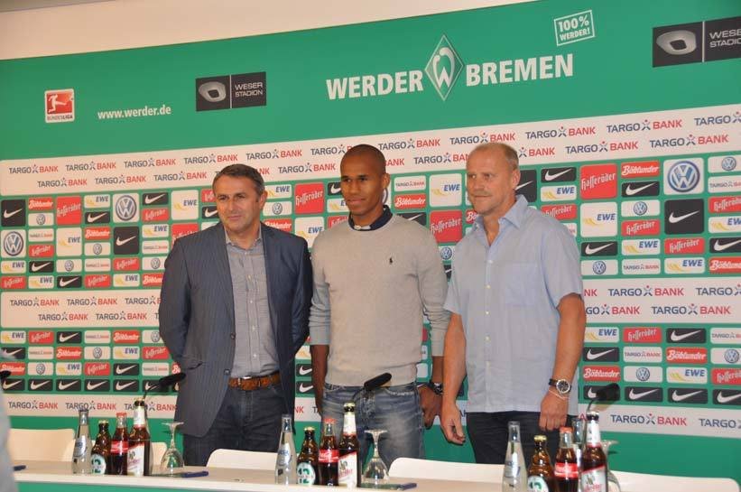 Po zdravotních testech zamířil Theo na tiskovou konferenci, po levici má ředitele Klause Allofse, napravo je trenér Thomas Schaaf.