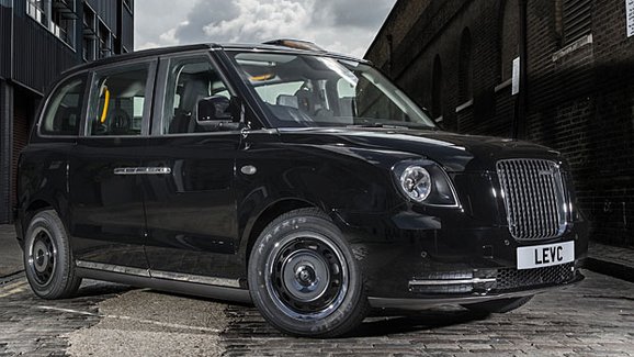 Slavný londýnský taxík v novém. Je to hybrid a inspiroval se Volvem!