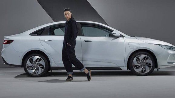 Geely GE11 je elektrický sedan nejen pro Čínu. Známe další podrobnosti