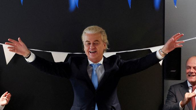 Geert Wilders osavuje vítězství v nizozemských parlamentních volbách