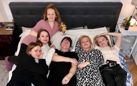 Anna Geislerová (vpravo) zveřejnila dojemnou rodinnou fotku.