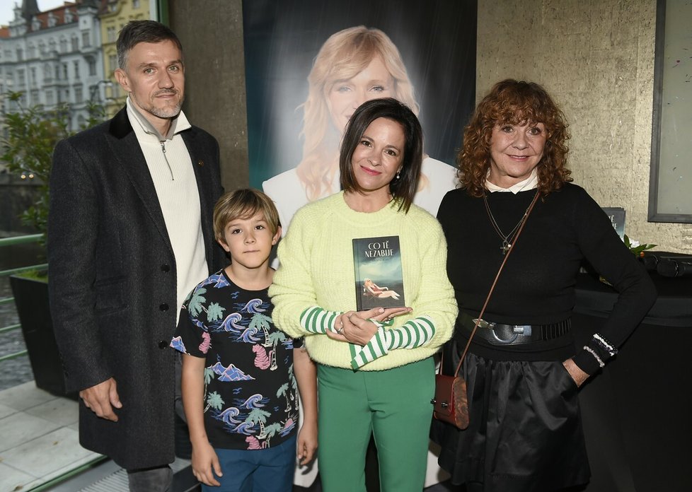 Herečka Kristýna Janáčková se svým manželem a synem