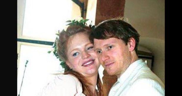 Ester se za Jana Kadlece provdala v roce 2005 a porodila mu dvojčata