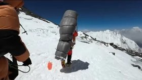 Z hory zraněného a promrzlého horolezce Gejle šerpa snášel několik hodin.