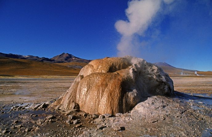 El Tatio: V severochilské části pohoří And nalezneme gejzírové pole El Tatio, které je díky výšce 4320 metrů nad mořem nejvýše položeným gejzírovým polem na světě. Nevyniká jedním specifickým gejzírem, ale kolekcí osmdesáti kouřících kotlů, což je zvláště nad ránem vskutku spektakulární pohled. Návštěvníci se i v této výšce mohou vykoupat v teplých geotermálních bazéncích, které gejzíry vytváří.