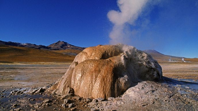 El Tatio: V severochilské části pohoří And nalezneme gejzírové pole El Tatio, které je díky výšce 4320 metrů nad mořem nejvýše položeným gejzírovým polem na světě. Nevyniká jedním specifickým gejzírem, ale kolekcí osmdesáti kouřících kotlů, což je zvláště nad ránem vskutku spektakulární pohled. Návštěvníci se i v této výšce mohou vykoupat v teplých geotermálních bazéncích, které gejzíry vytváří.