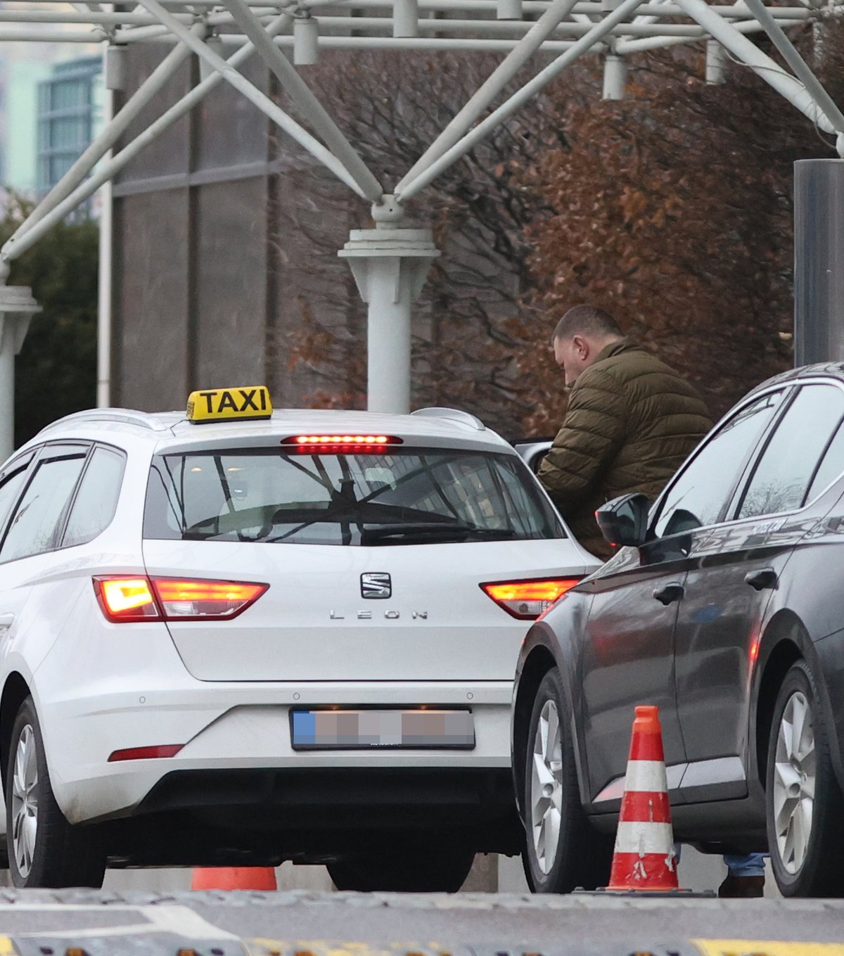 Druhý den ráno každý odjel svojí cestou a jiným taxi.