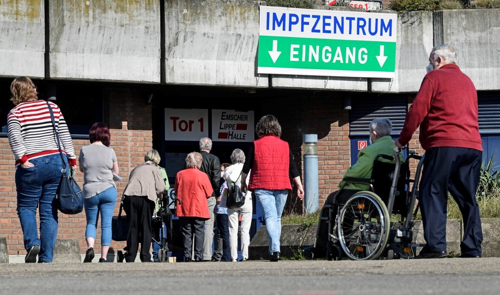 Lidé čekající na očkování proti covidu-19 před vakcinačním centrem v německém Gelsenkirchenu (31. 3. 2021)