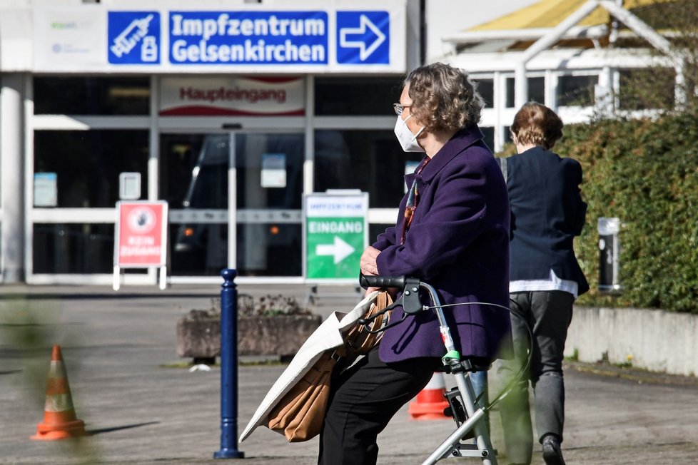 Lidé čekající na očkování proti covidu-19 před vakcinačním centrem v německém Gelsenkirchenu (31. 3. 2021)