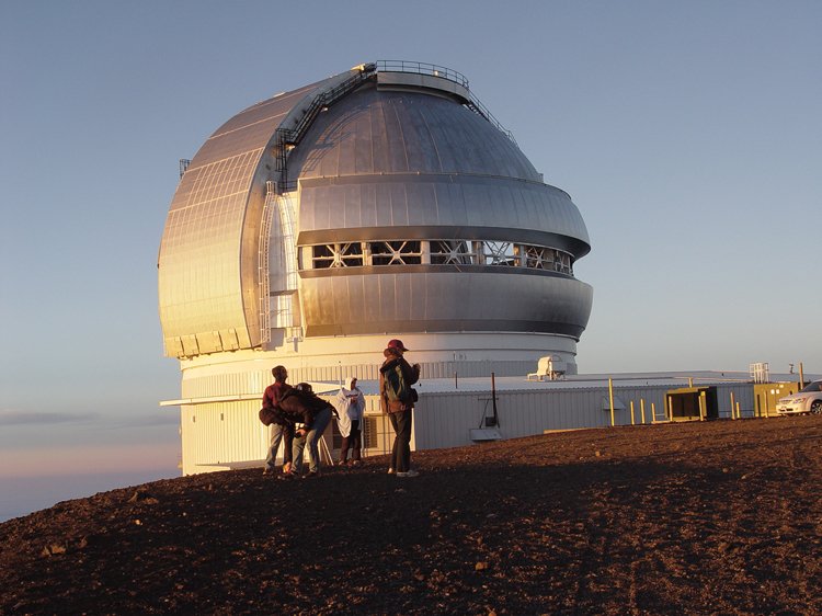 Na objevu černé díry se podílely i observatoře Gemini na Havaji a v Chile