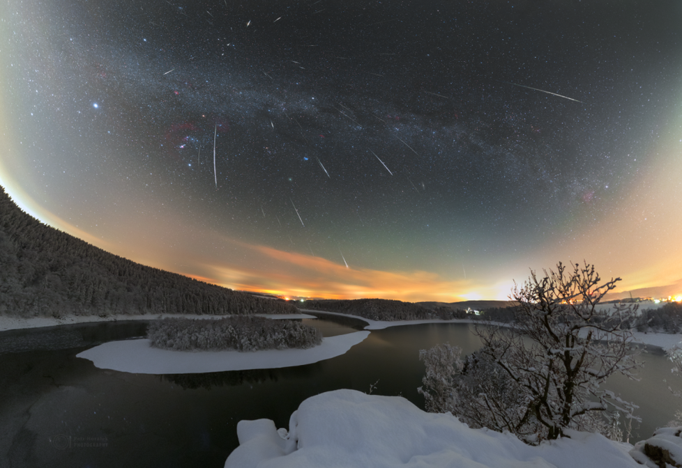 Meteorický roj Geminidy v roce 2018 nad Sečskou přehradou.