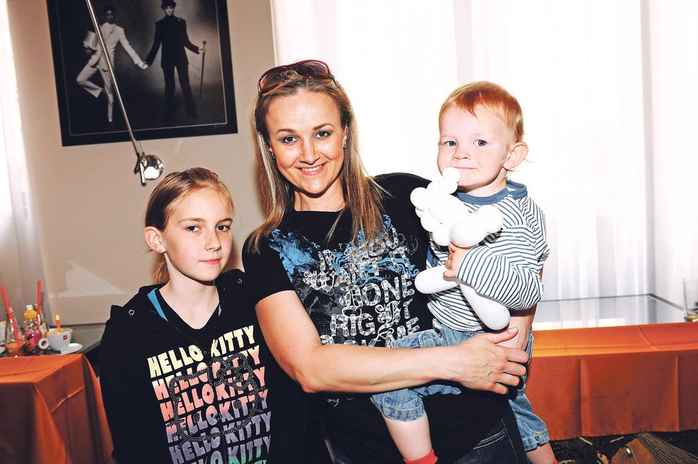 Linda Finková s dětmi Viktorkou a Matyášem, které Genzer opustil