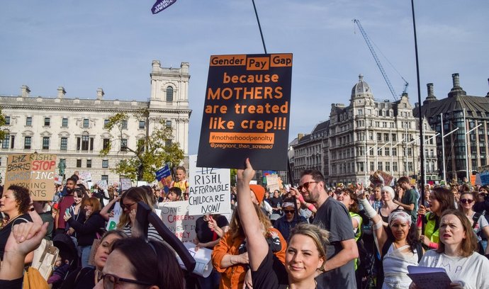 Protest v Londýně za dostupnější dětskou péči. Právě i malá ochota zaměstnavatelů a státu umožnit matkám skloubení práce s rodinným životem, je jedna z příčin rozdílného odměňování.