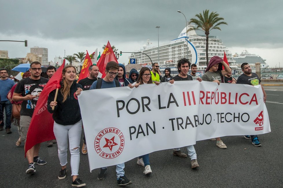 Problémy s nezaměstnaností tíží především jih Evropy. Mladí protestují i ve Španělsku.