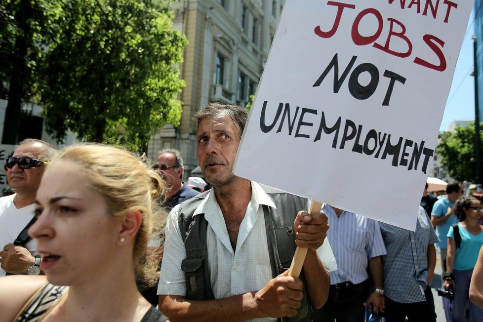 Problémy s nezaměstnaností tíží především jih Evropy. Protest v Athénách.