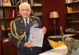 Generál Emil Boček s knihou: RAF: Místo narození Brno, kterou vydal Archiv města Brna.