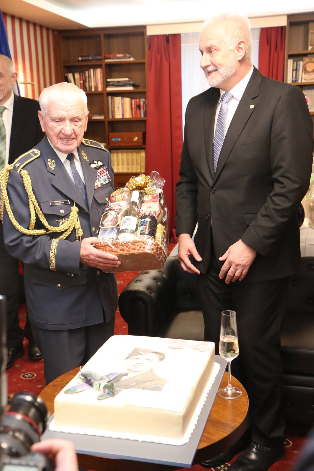 Hejtman Jihomoravského kraje Bohumil Šimek patřil mezi nejvyšší gratulanty generálu Emilu Bočkovi u jeho oslav 94. narozenin.