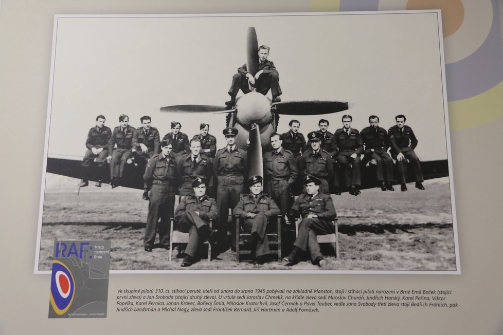 V komunitním centru válečných veteránů v Brně, které bylo otevřeno loni v listopadu, je výstava fotografií věnovaná brněnským pilotům a mechanikům RAF. Generál Boček tam oslavil své 94. narozeniny.